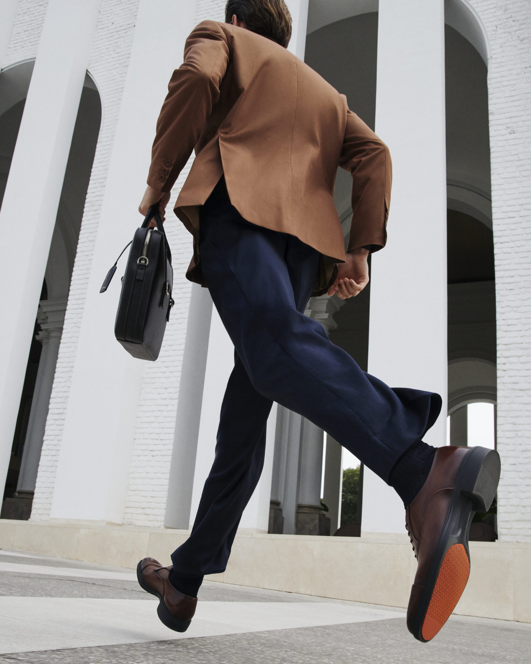 Santoni E 7ハーフ Santoni Easy: Redefining Luxury Footwear with Lightness and Style